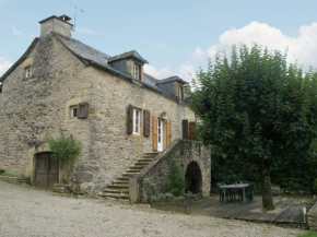 Отель Rustic Holiday Home in Saint Geniez d Olt with a Garden  Сен-Женьєз-Д'о